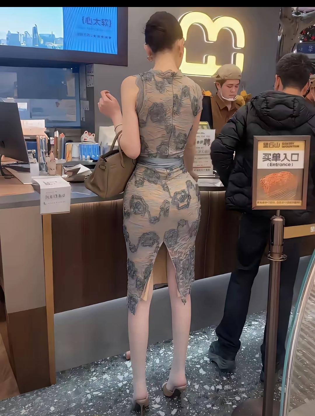 很好奇如此衣着光鲜亮丽的美女，为何亲自排队买东西而不是点外卖或跑腿代买？