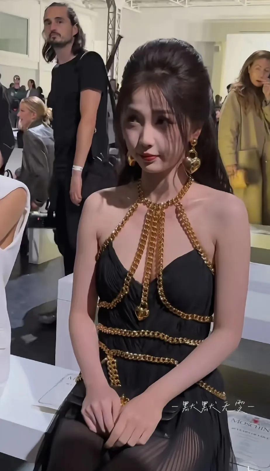 没想到这个小甜妹有如此丰满迷人的背影！这感觉像是两个人，一个清纯，一个性感。