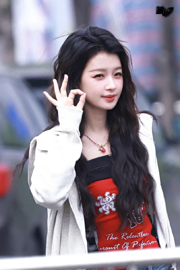 最近孙怡在录制浪姐的时候走运动潮流路线，看上去特别的有活力气息。她上身穿红色