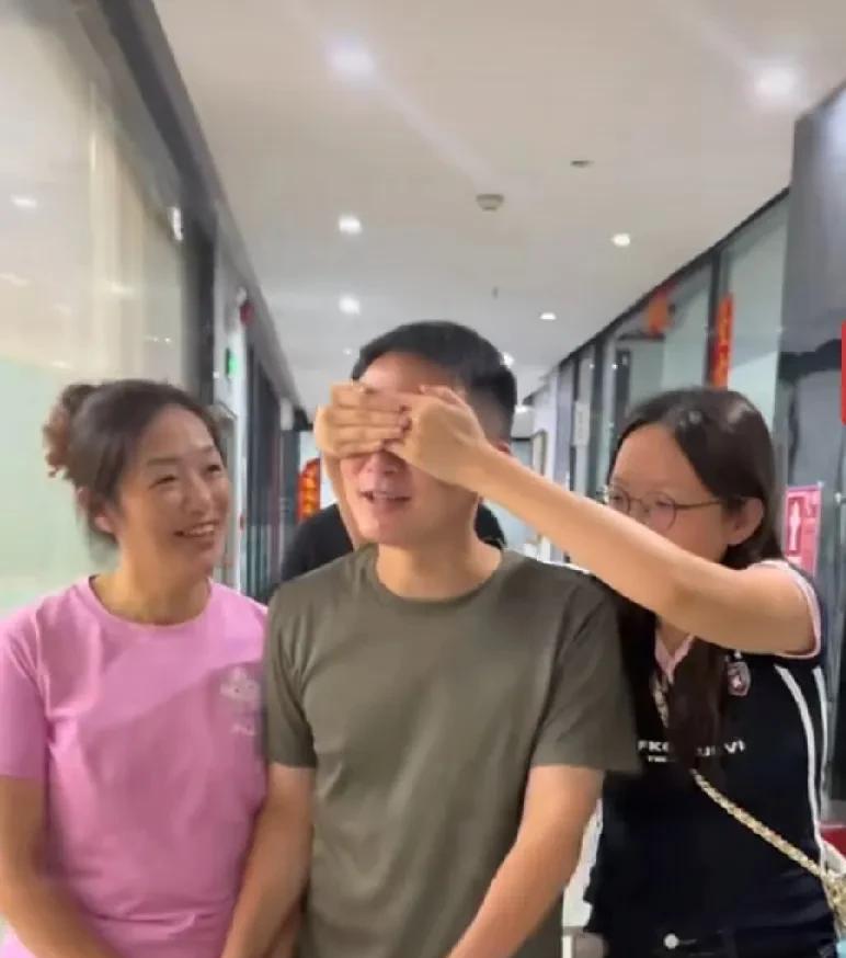 谢浩男妈妈和妹妹这是要大干了？谢浩男放暑假回家我觉得不单单是回家来玩，他还要帮