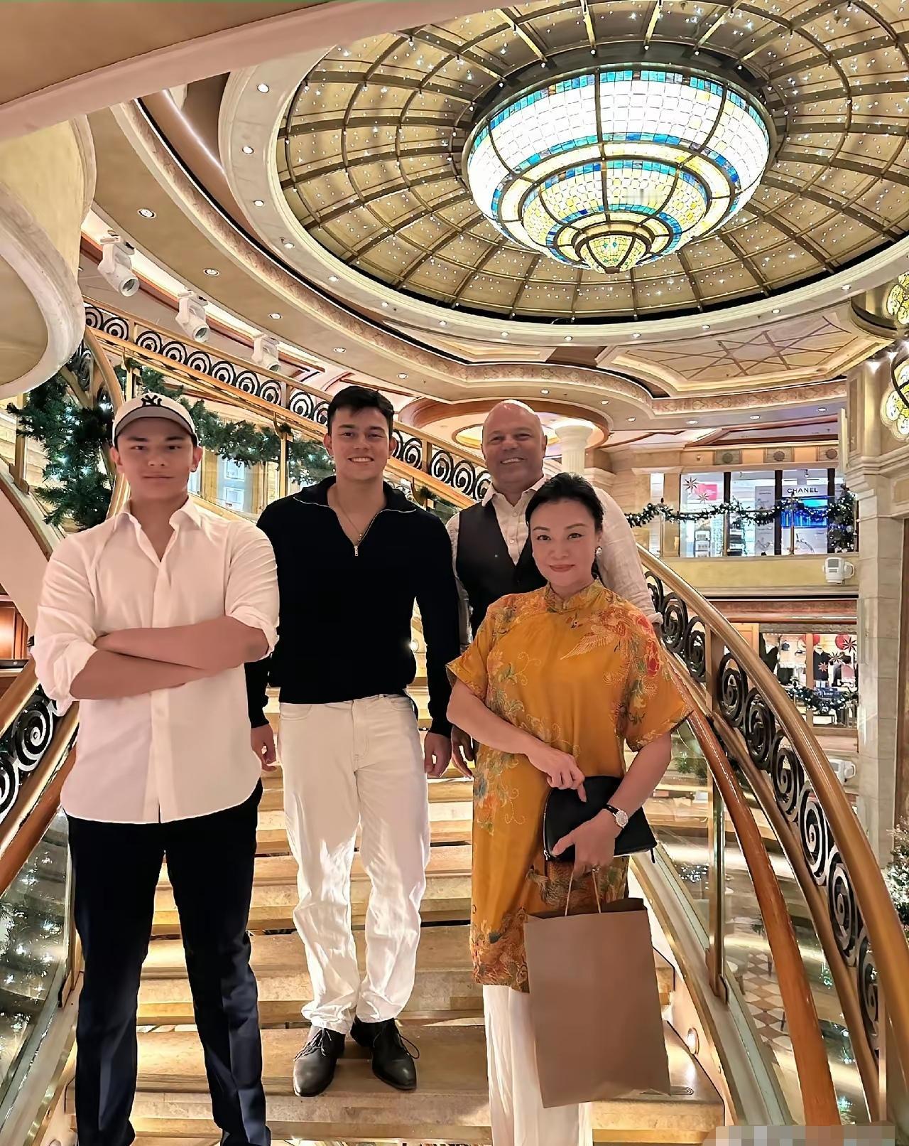 媒体镜头怼到史可脸上时，她两个儿子就站在身后。十七岁和十五岁。没一张“瑞士脸