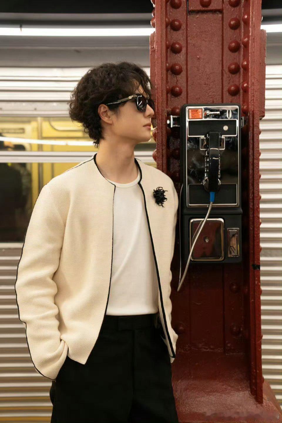 王一博昨天还在香奈儿看秀，今天已经被路人偶遇在岩馆攀岩了，真的要做岩羊了