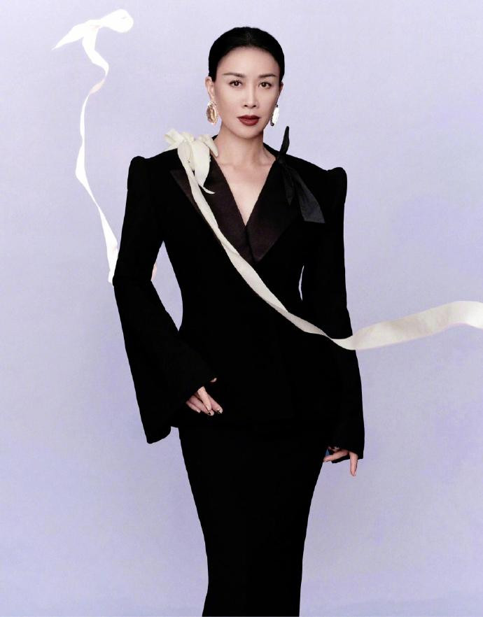 那英作为巴黎高定周新晋品牌，PeetDullaert的精致工艺和那姐的女王气质