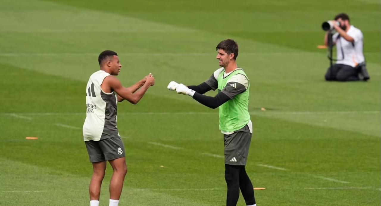 姆巴佩不防守，对抗差！居勒尔无组织，对抗差！赫伊森移动慢，对抗差！库尔图瓦