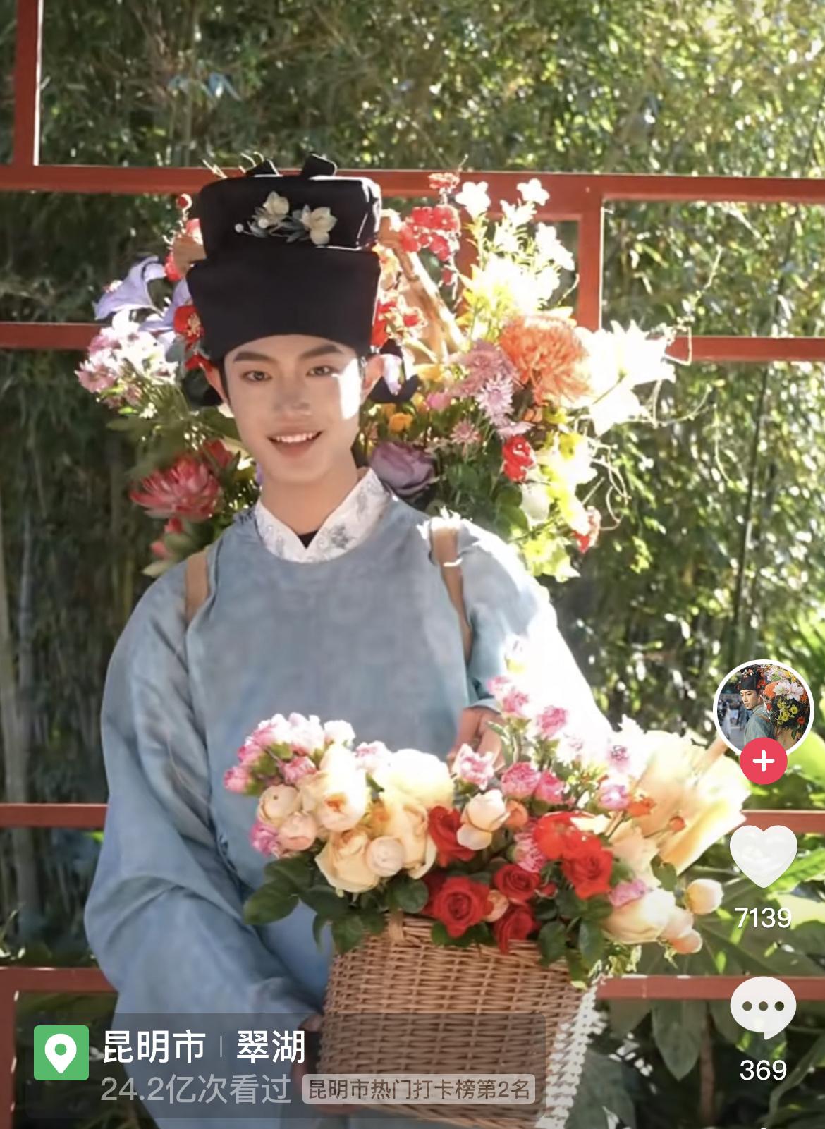 簪花少年郎，公子世无双，西湖景区NPC？汉服穿上身，昆明宁采臣！西湖三月