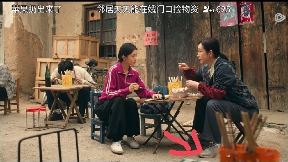 追电视剧《主角》发现不少有意思的细节，先说说大家热议的穿搭镜头：剧中花姨身穿19