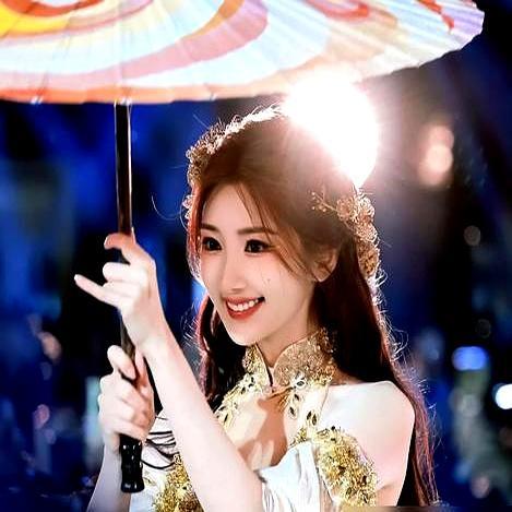 38岁没老公没孩子就只能凑合过？昨晚福州三坊七巷的河道边，毛晓彤一出场，几万张嘴