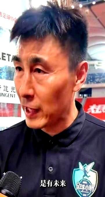 前国足的“球霸”李玮峰，一声不吭好几年，突然隔空喊话。他看着那帮02年的老哥们