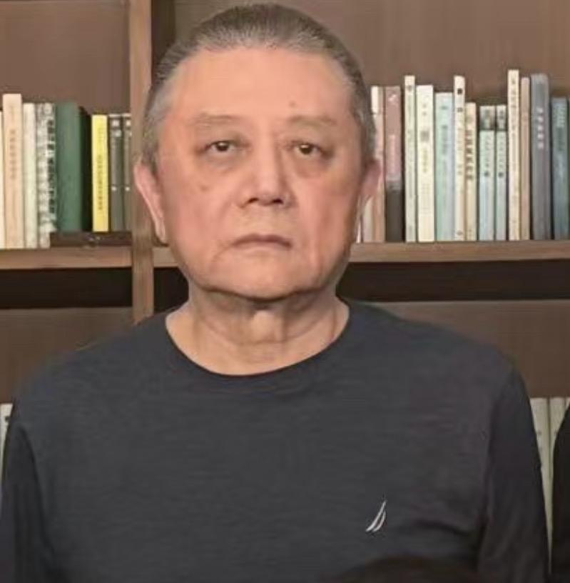 68岁王朔在家里招待好友，久违露面愈发老态，神色憔悴脸上老年斑明显，豪宅曝光装修
