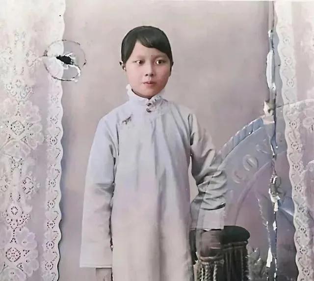 这个小姑娘你看出来是谁了吗?拍摄于1906年，当时9岁。友情提示:她在民国时期