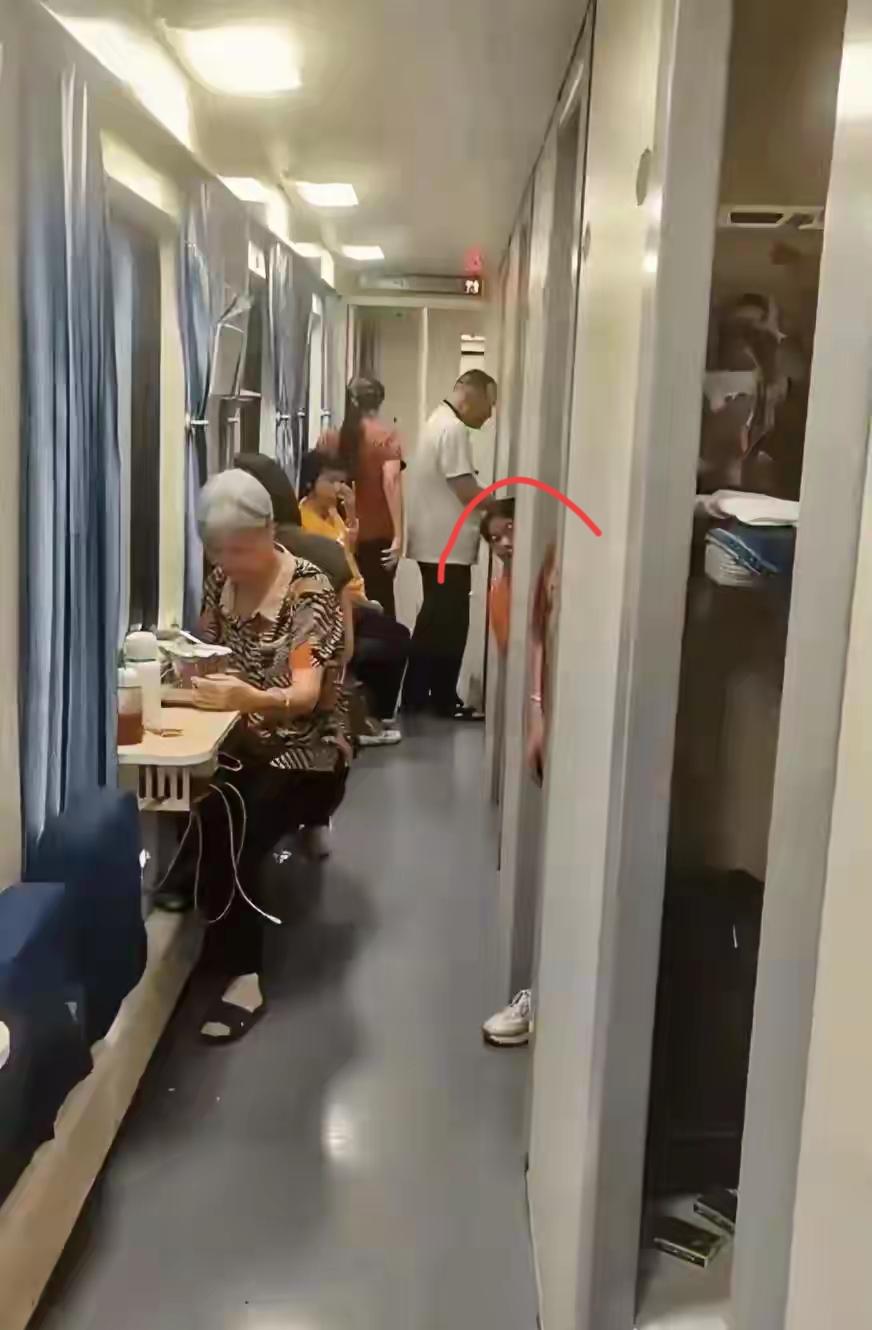 她是不是对我有意思？看了好几眼了。
