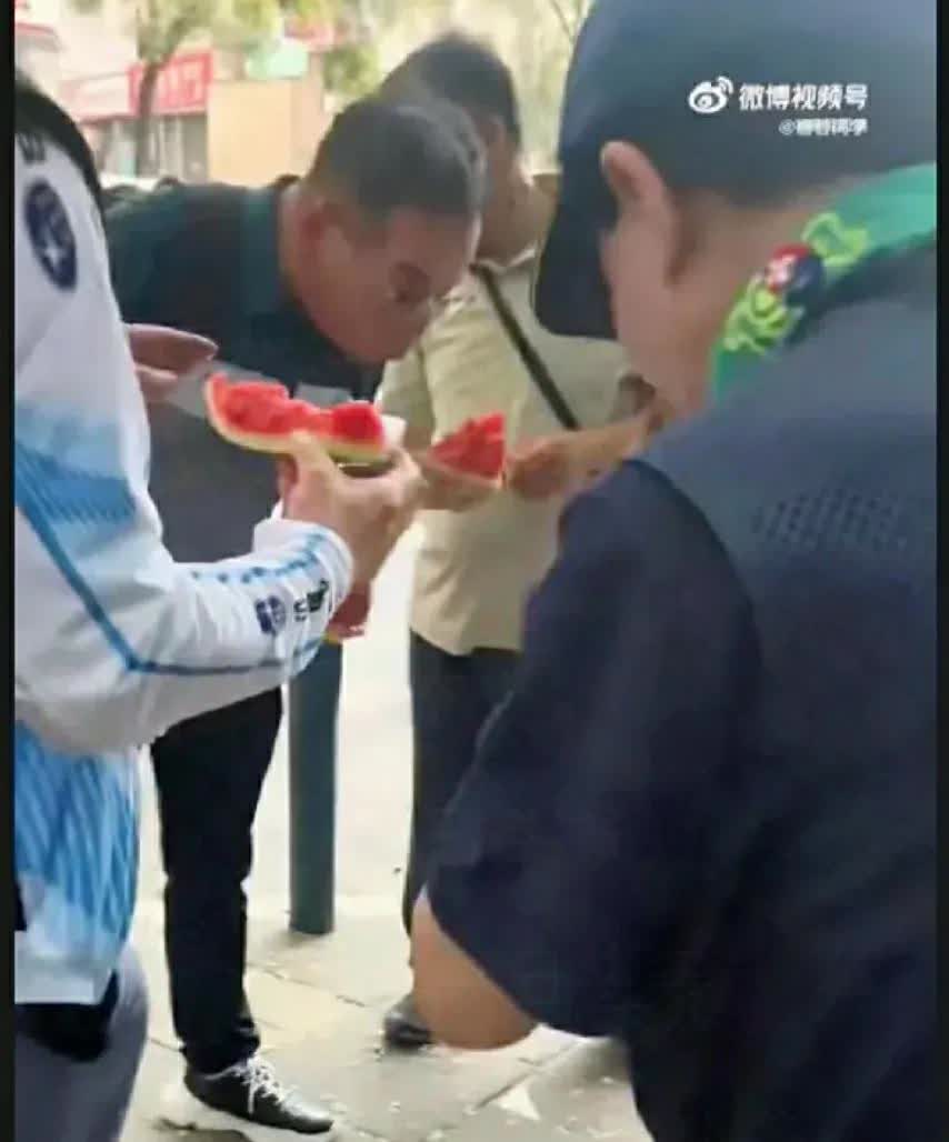 在大连的一幕：一群韩国游客刚下飞机，就直奔西瓜摊。围着西瓜摊，韩国