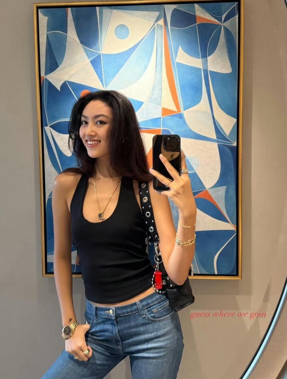 任达华女儿任晴佳晒自拍，她也算是最美星二代吧，​很有气质。今年20岁的她还