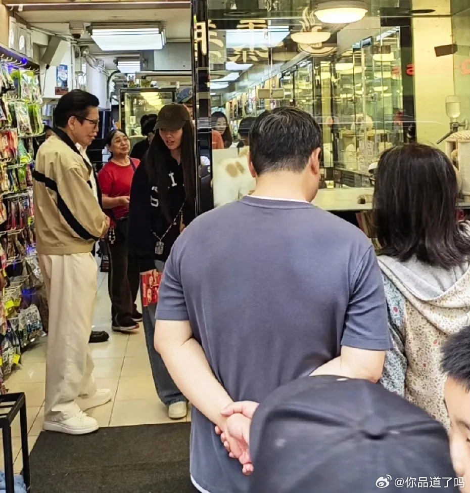 有网友在香港偶遇郭碧婷，居然还有她公公向华强，一家人在宠物店买东西！应该是她带着