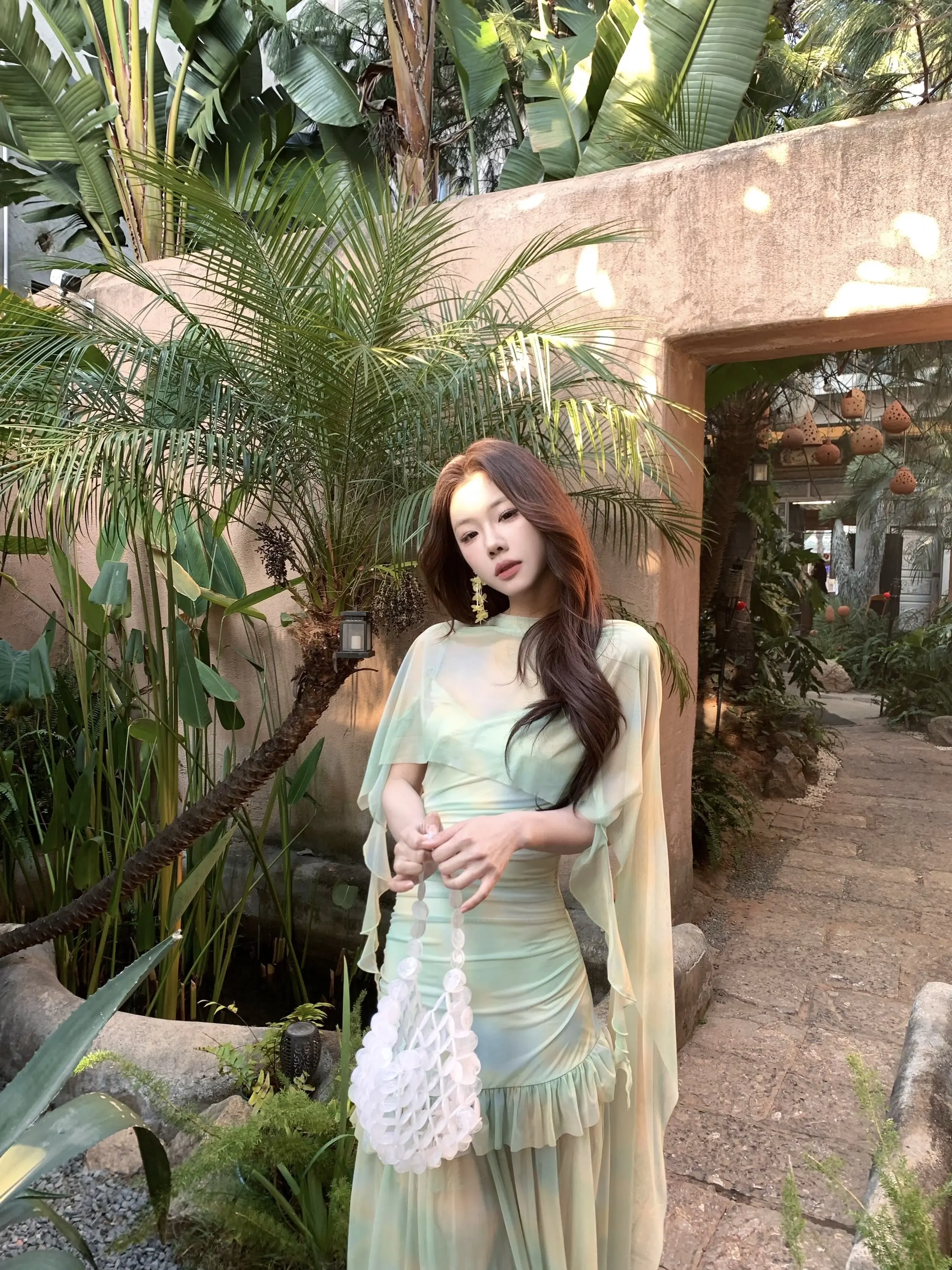 美人如玉。