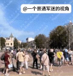 乌克兰赫梅利尼茨基的临时征兵办公室前面排起了长龙，大家不要误会，这些乌克兰男性不