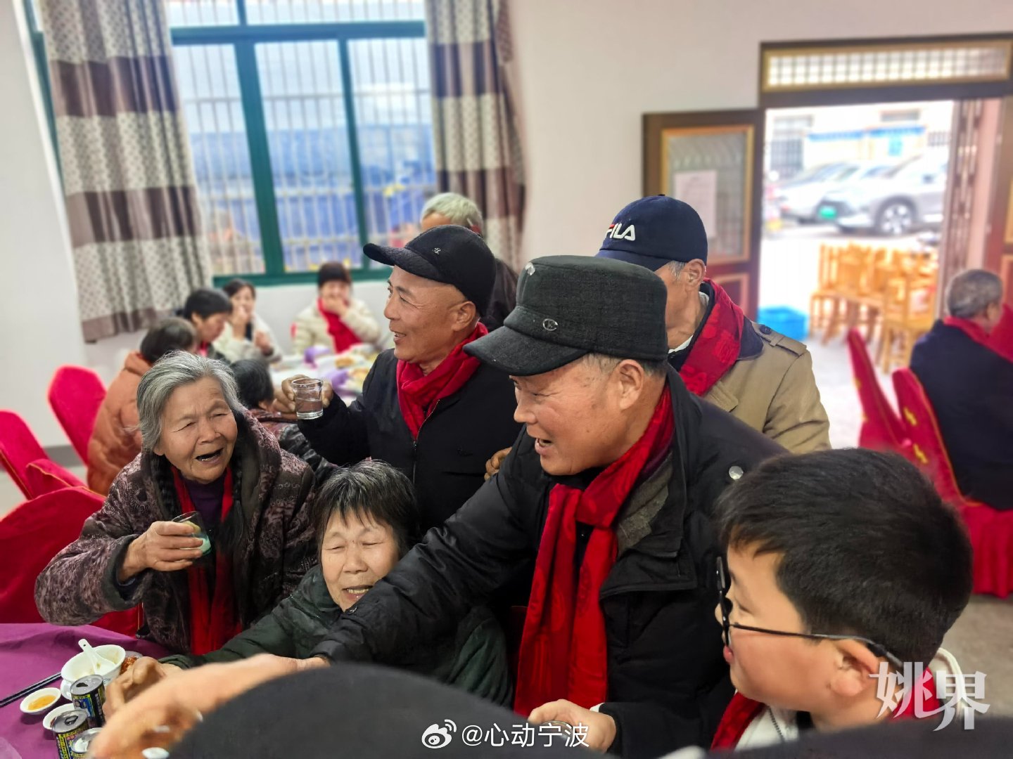 余姚七旬老人自掏5万请全村老人吃家宴3月8日傍晚，宁波余姚朗霞街道新新村桑家自