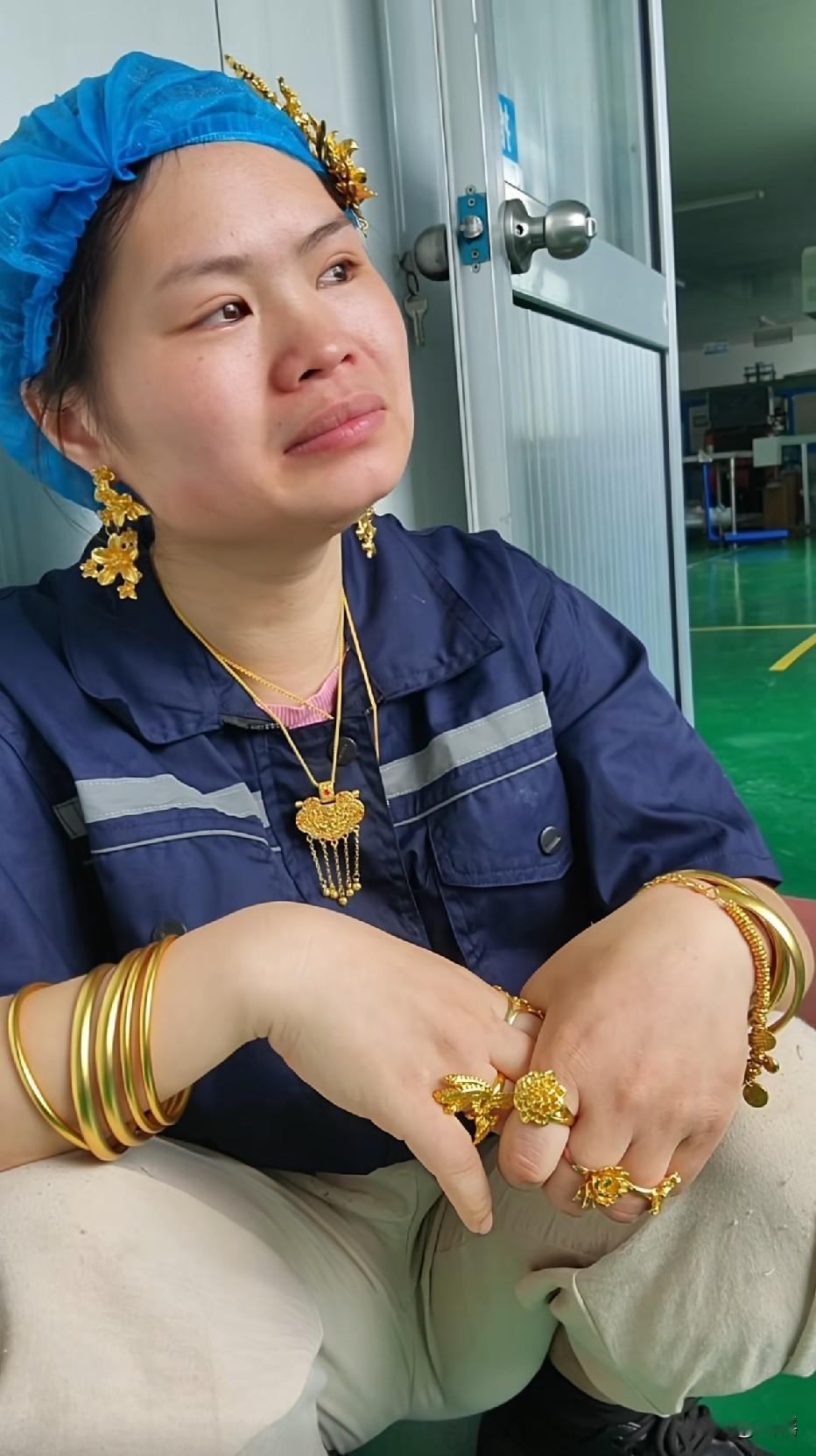 怎么了姐？哭是因为其他的没地方戴了吗？