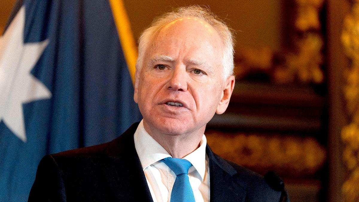 上周要他走，本周赞他牛！明尼苏达州长沃尔兹上演“变脸”大戏！近日，美国明尼苏