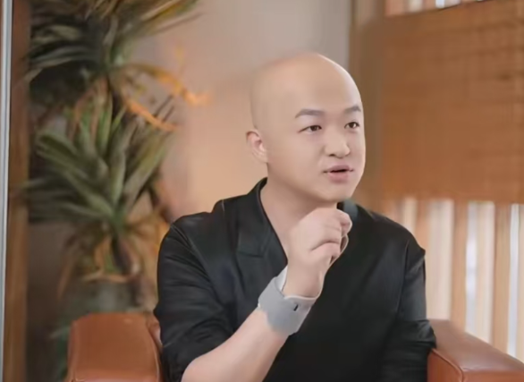 主持人问包贝尔：“您有尝试过什么科技与狠活儿吗？”包贝尔：“小时候打过肉毒素，