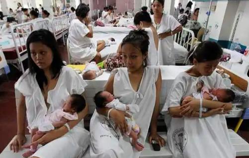 年轻人不生娃的秘密曝光，真不是自私，背后隐情让人沉默现在很多年轻人的生育想