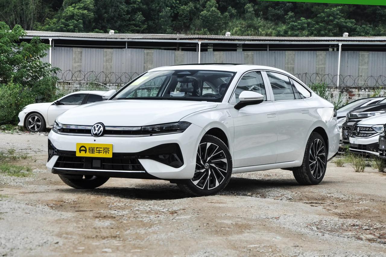 我挺喜欢大众速腾L的，虽然有人不接受它的隐藏式门把手和电子怀挡，但真正体验过之后