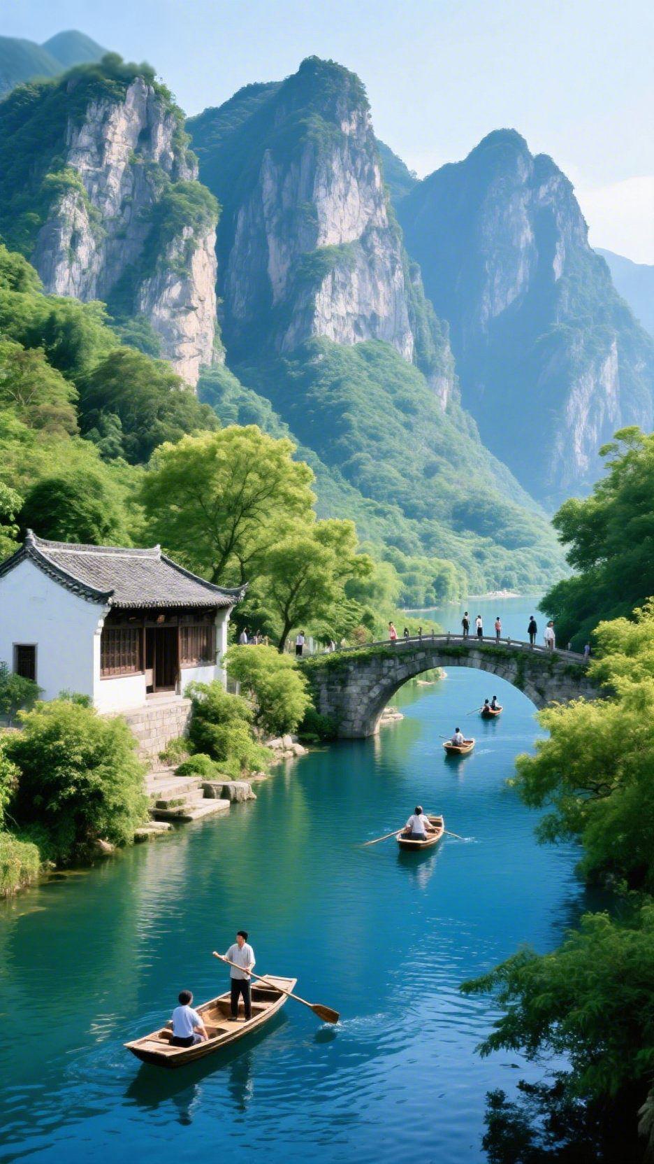 山水绕人家青山如黛，江水似蓝，一汪碧水绕着白墙黛瓦的屋舍缓缓淌。石拱桥跨过