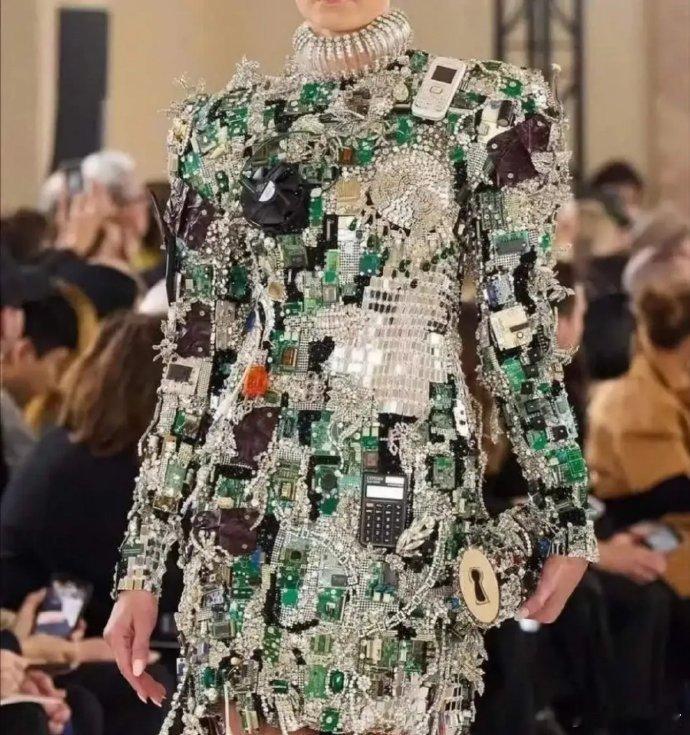 网友说这件衣服让他心跳加速…正常。这衣服不漏电才怪[doge]​​​
