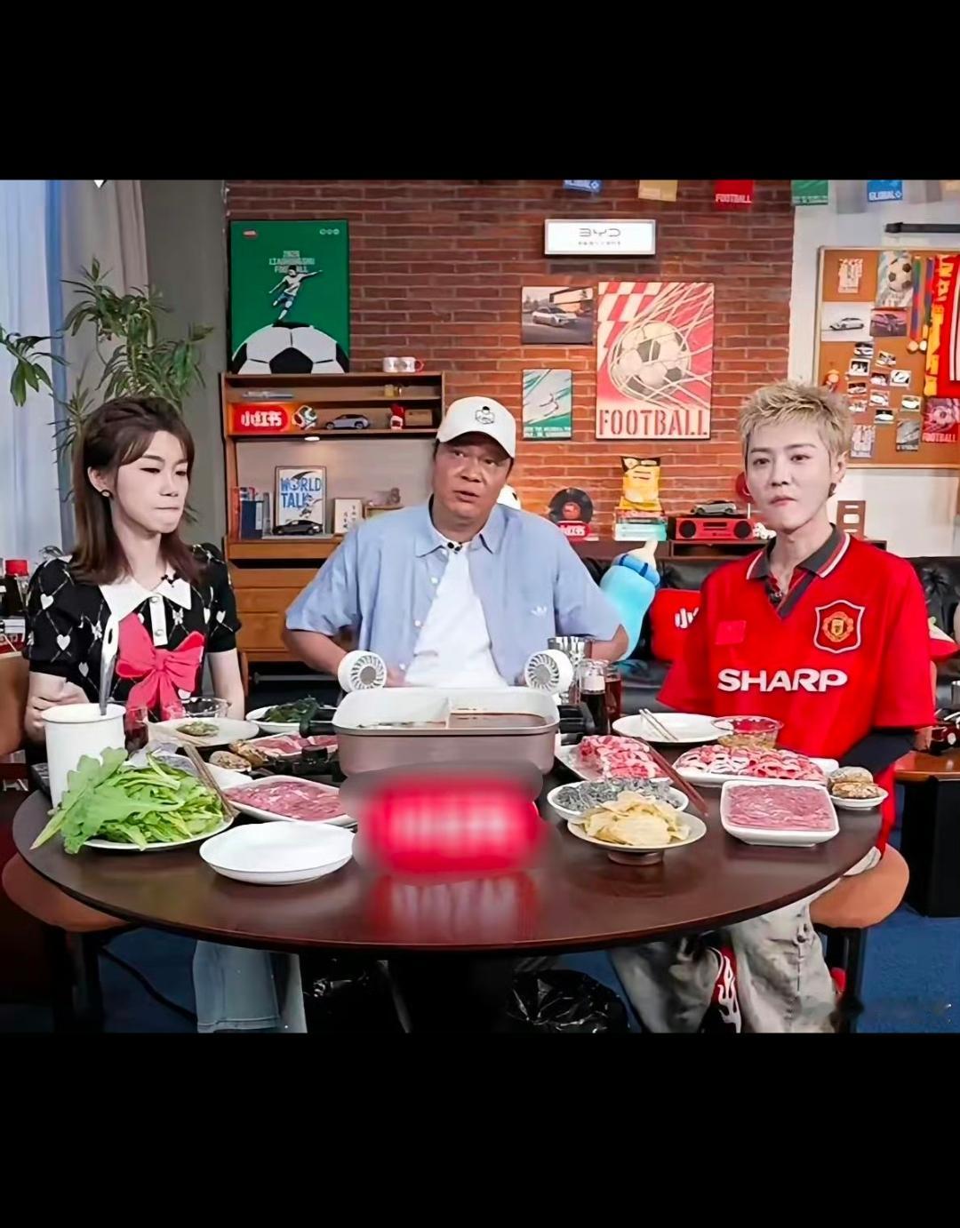 真的是很尴尬，鹿晗跟范志毅直播聊天的时候满屏都是那个女网红的名字！咱就说直播间