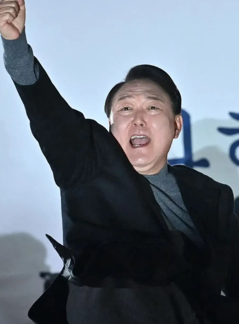 尹锡悦的遭遇，再次告诉我们三个铁律。还记得那个意气风发、铁面无私、号称“反腐斗
