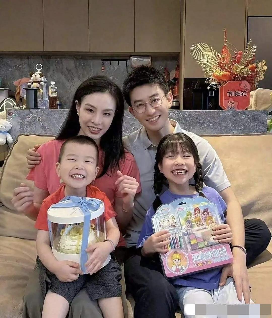 一起来欣赏一下跳水名将吴敏霞的全家福吧！镜头中的吴敏霞长发垂肩，眼袋明显，眼