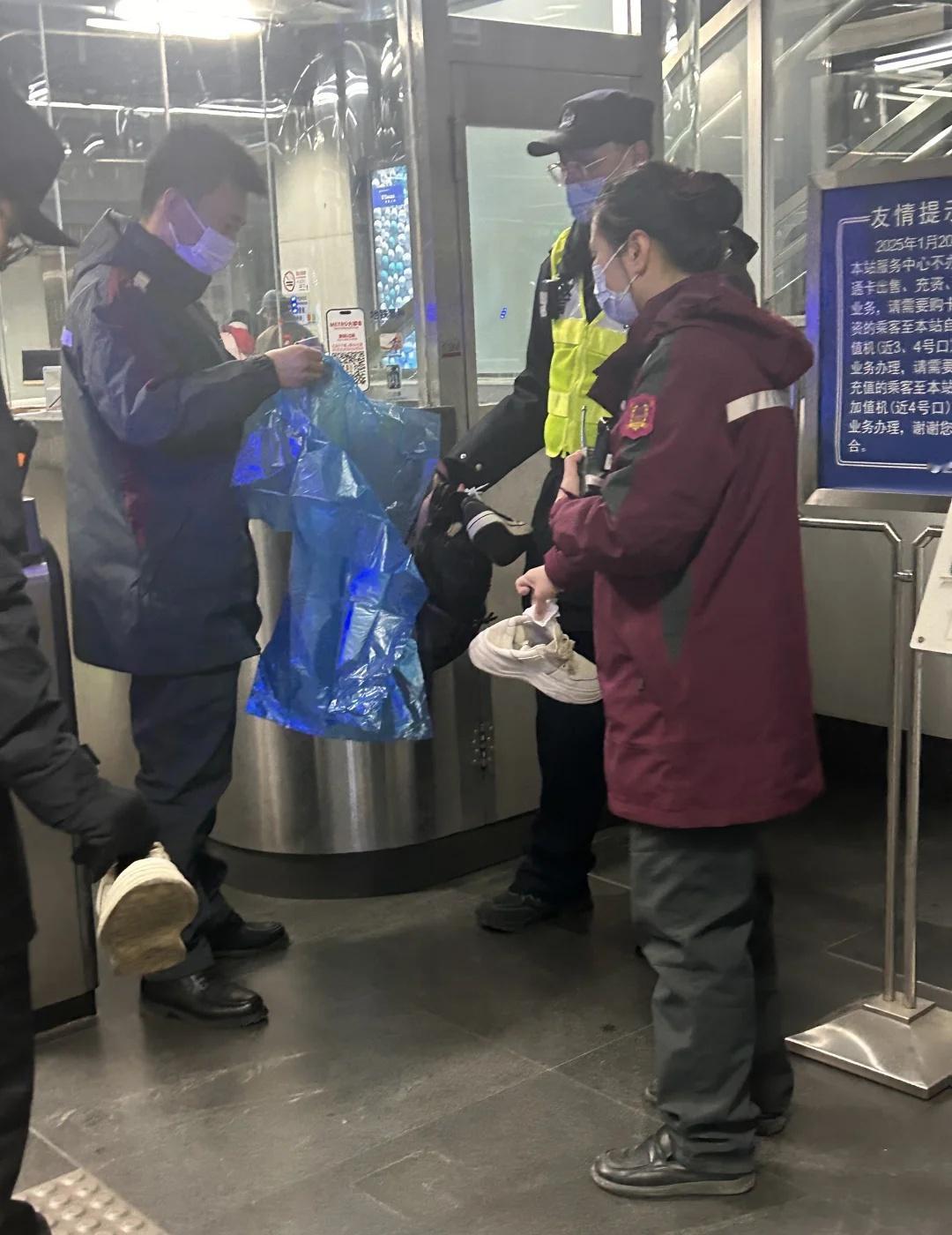 松江大学城地铁站出什么事了？1.618点左右9号线松江大学城站地铁工作人员手