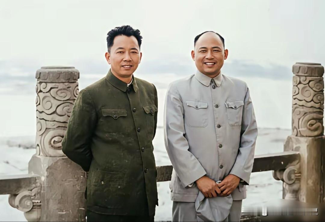 这张摄于上世纪50年代的合影，定格了两位开国战将的珍贵时刻：左边是空军司令员刘亚