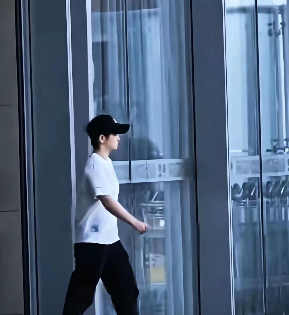 王楚钦参加活动，王皓也参加活动，莎莎又是落地“消失”，不愧是“人参果”。