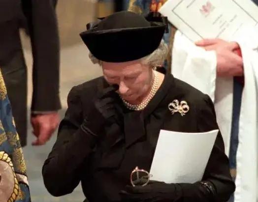 英女王这一“低头”，似乎预示着日不落帝国的衰败！1997年，戴安娜的葬礼上，英