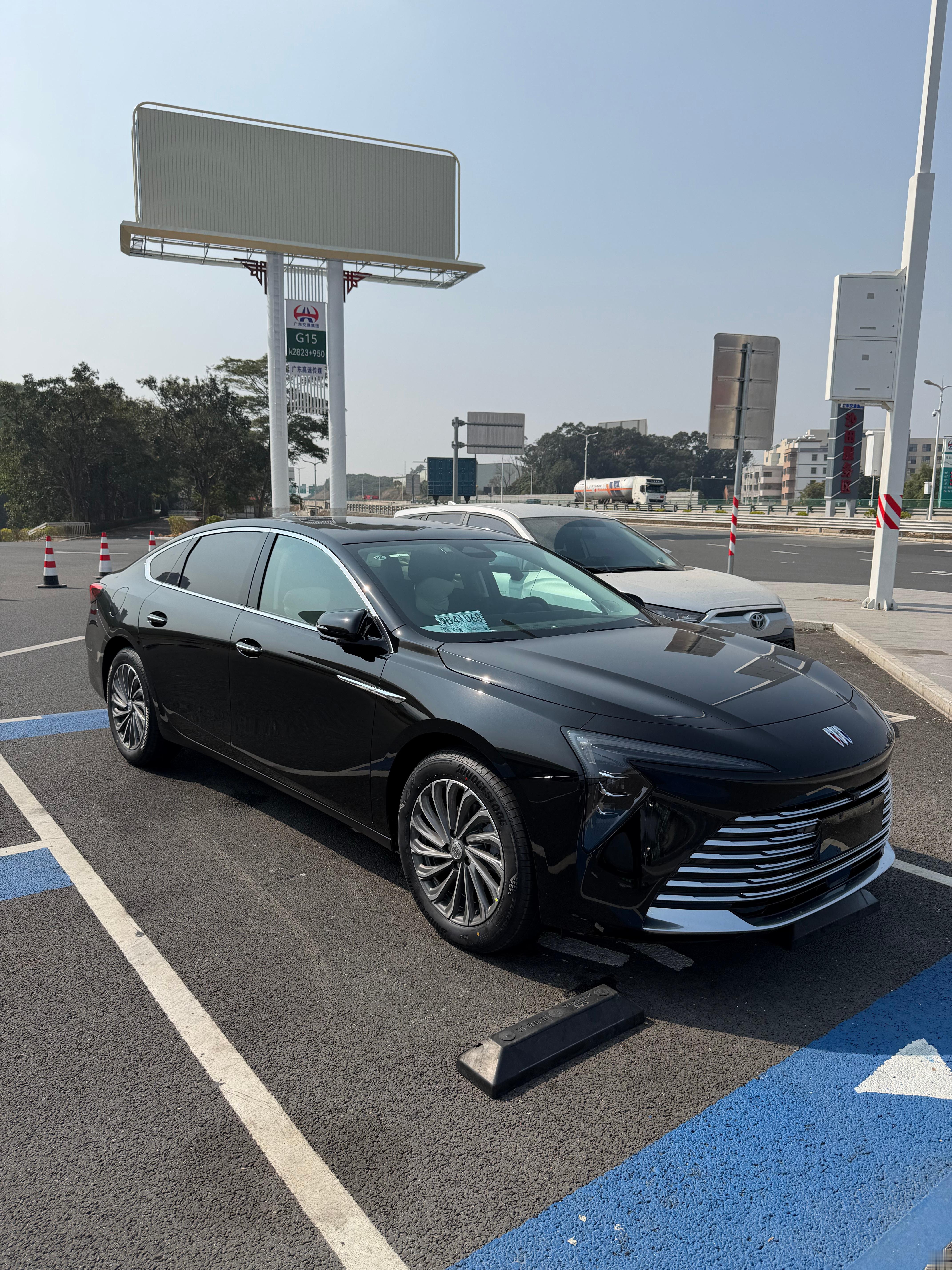 别克的车如今长这样了….不知道哪个媒体老师在拍摄，架着机器，里面没人惠州·沙田