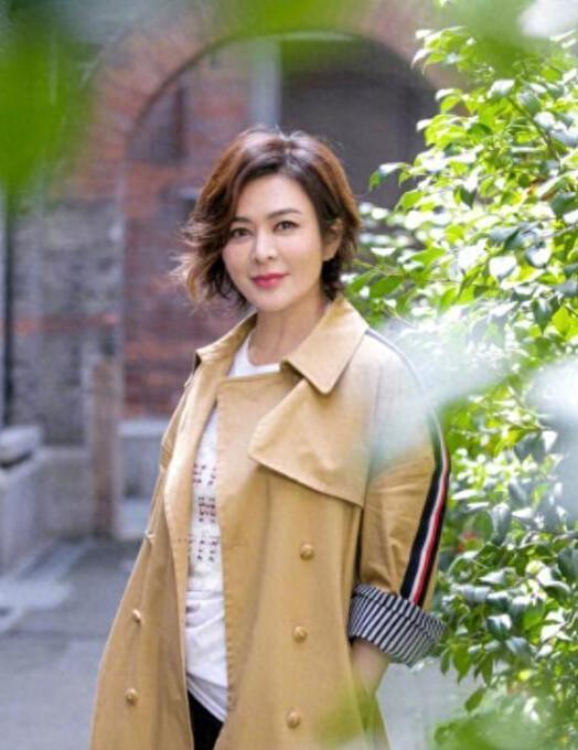 穿衣搭配学问深：关之琳风衣造型显气质，经典款搭配出时髦不烂大街