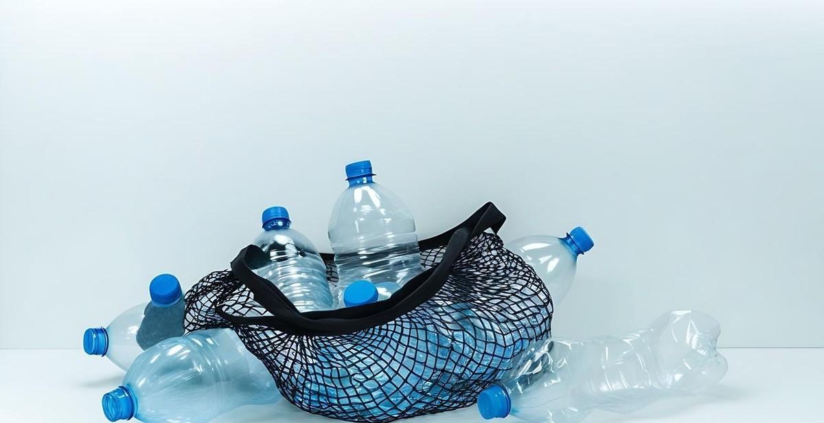 中国能造出全球一半的钢铁，是名副其实的工业巨兽，可为啥大街上总有人在捡塑料瓶、攒