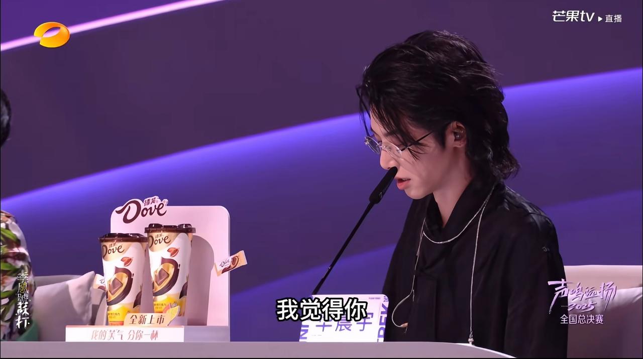 那英说华晨宇“你怎么扭扭捏捏的”！哈哈哈，那姐太直爽了。她与华晨宇一起做《声