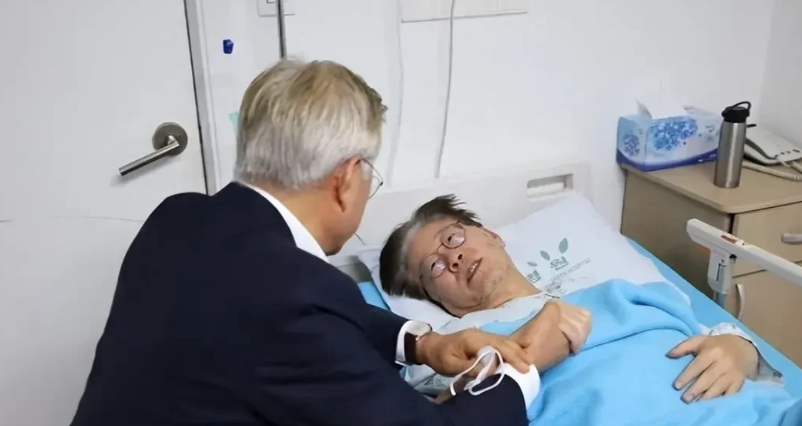 文在寅安全了！李在明绝食期间，文在寅去医院看望李在明，劝说李在明恢复进食，没想