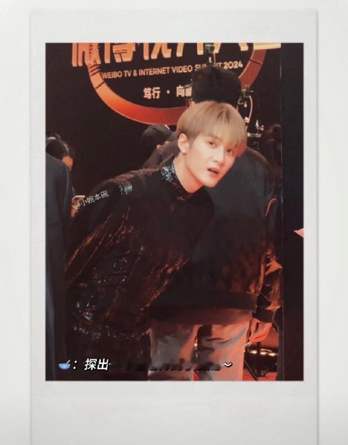 圈内人说檀健次私下很有反差感！有业内人士说在活动中遇到他上一秒还在打招呼搞笑，下