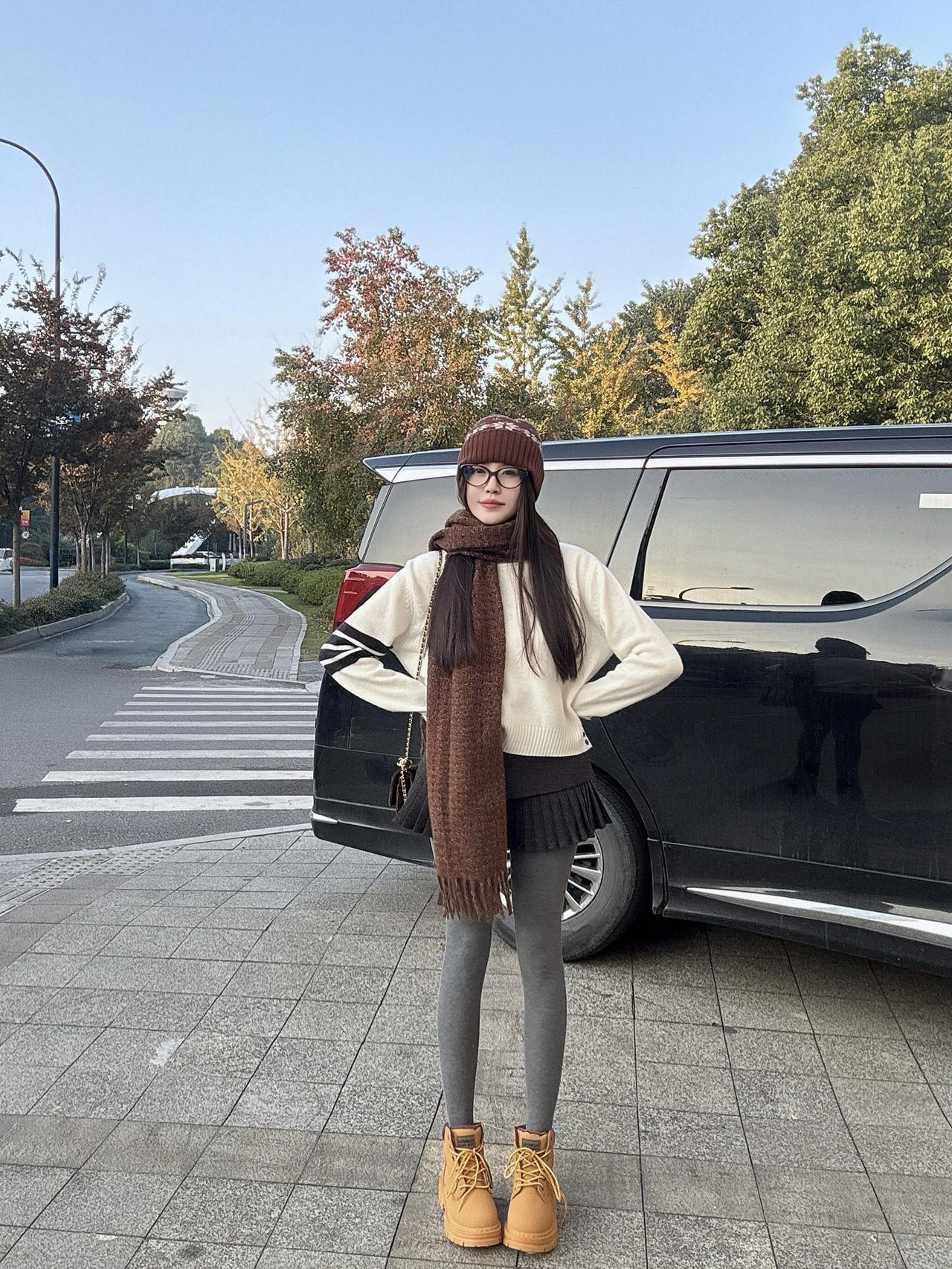 秋逛公园的|脚感搭子|||今天穿这双黄马丁靴踩落叶，厚底踩在步道上软乎乎的，走小