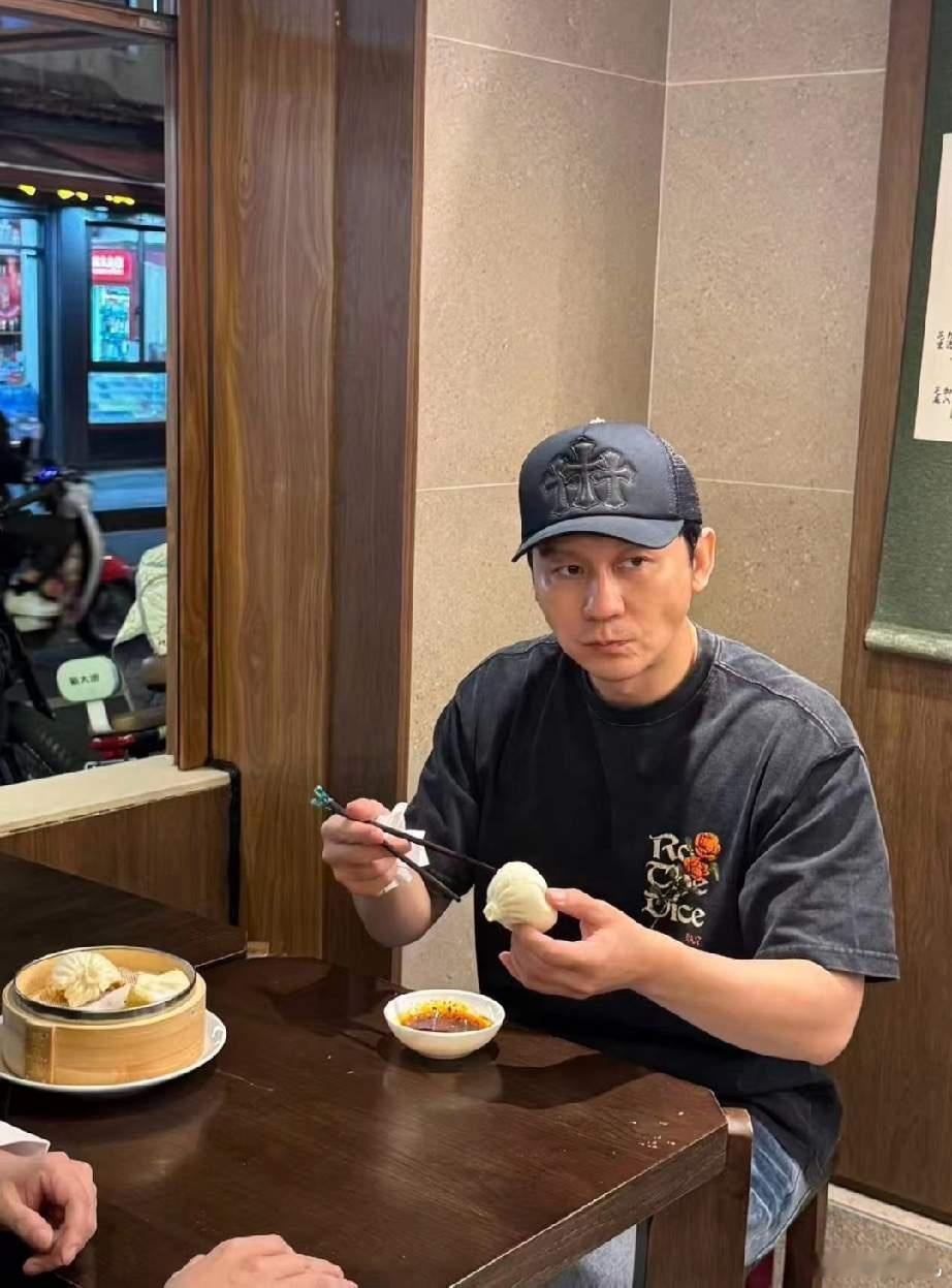1.李晨自己做过带货直播，但是因为嘴笨还没什么节目效果，所以直播间流量非常一般，