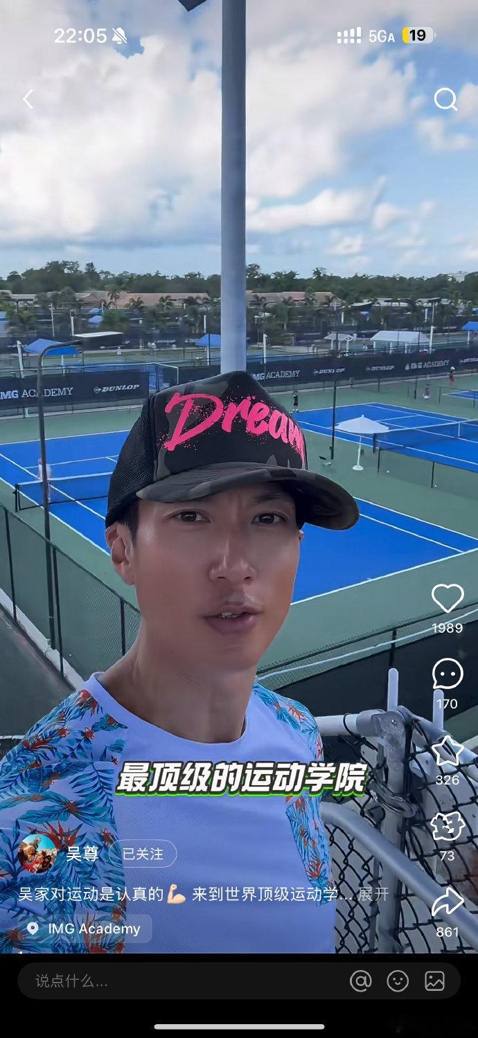 吴尊带着一家四口出去玩的这一幕也太温馨了点吧，给人一种岁月静好的即视感​​​