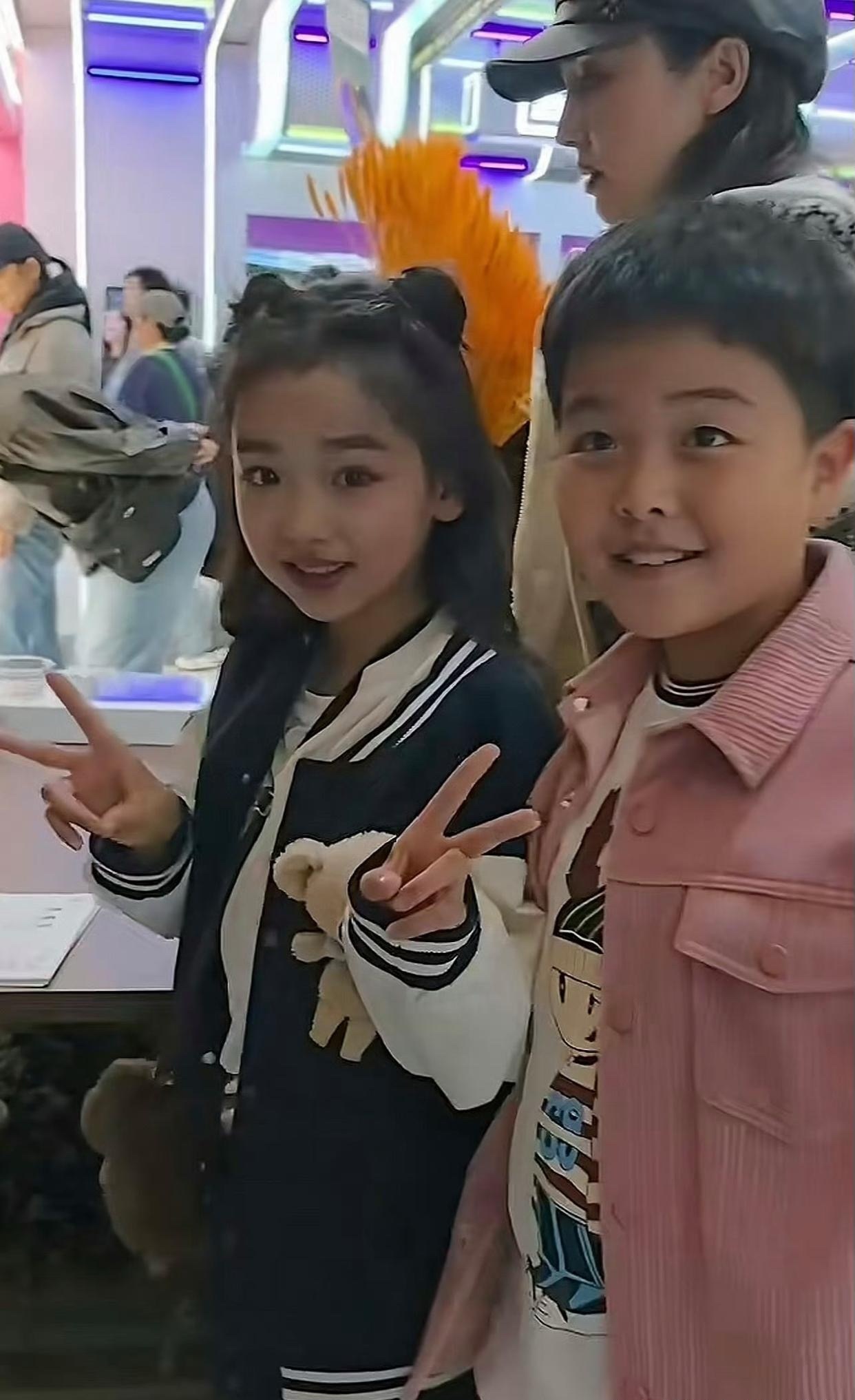 董璇在综艺《毛雪汪》中讲小酒窝朵朵轩轩仨小孩的“情感纠葛”，佟大为家的老三轩轩