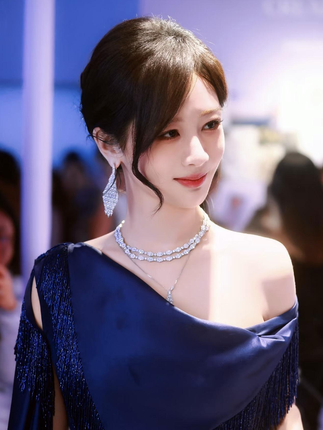 终于知道，杨紫为啥越来越火了！不是因为她长得漂亮，也不是因为她演技好，而是