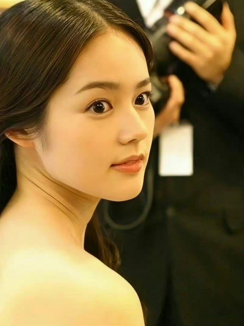 这张脸原本是一件完美无瑕的雕塑鼻头痣让她活了起来….​​​
