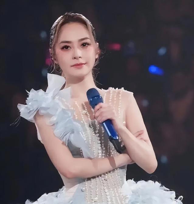 仙女变大妈，看到阿娇的照片，天呐，我不敢再乱吃了，瘦瘦的她美得像坠落凡间的天使，