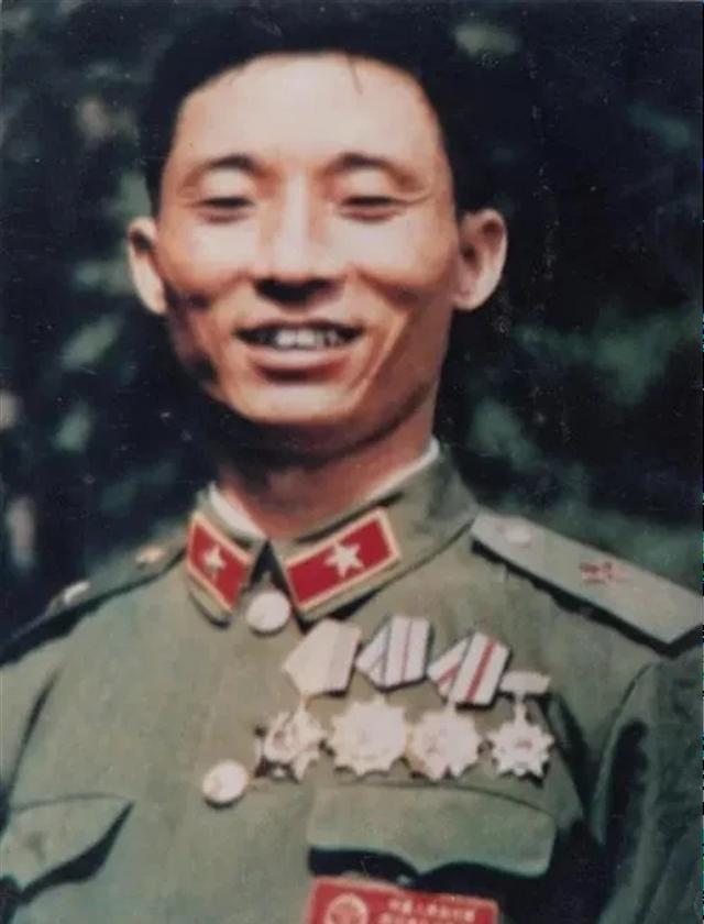 1950年，开国中将刘忠衣锦回乡探母，家里却没有母亲的踪影。他疯了一样找遍大街小