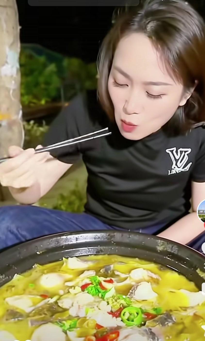 有人说，这位大嫂最后一顿吃的是酸菜鱼。这位来自东南亚柬埔寨的大嫂，肤白貌美、身材